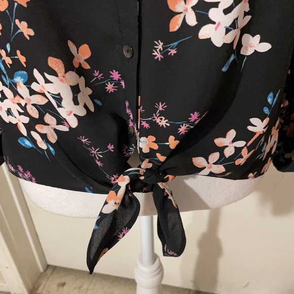 “Candies” Floral Blouse! - Picture 2 of 7
